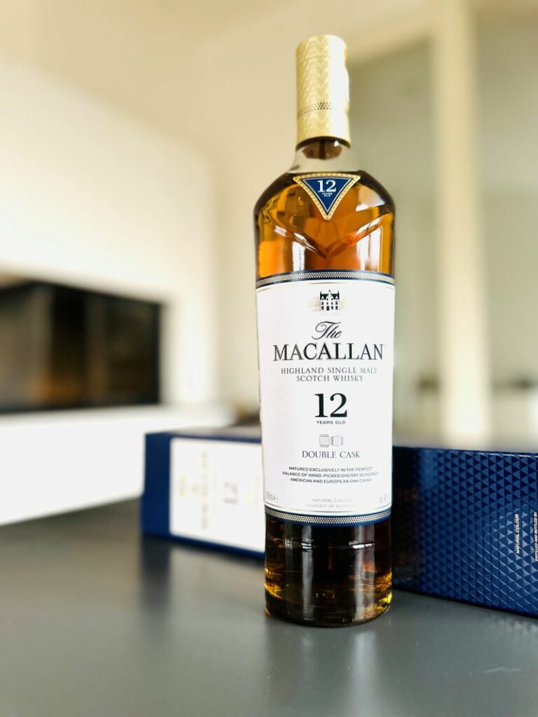 Eine Flasche The Macallan 12 Jahre Double Cask mit Geschenkverpackung.