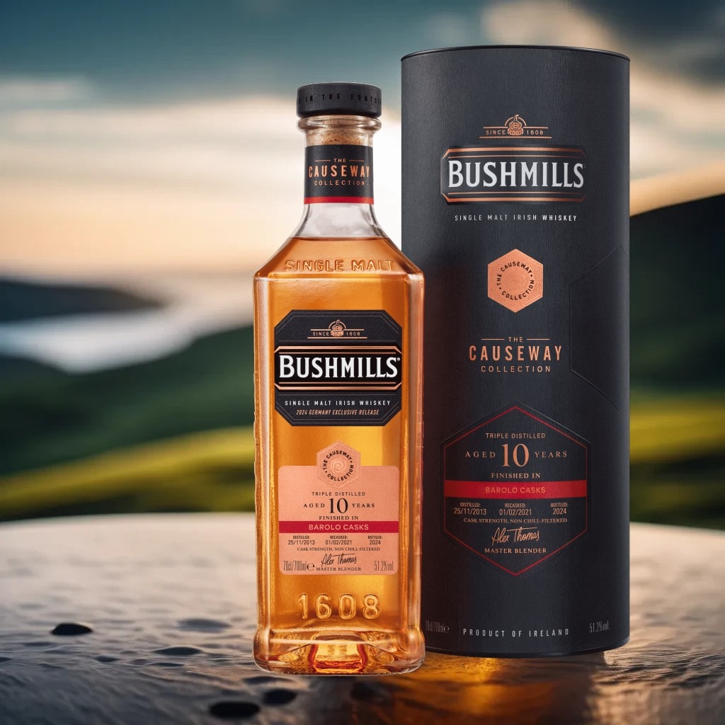 Bushmills mit irischer Landschaft 2 min