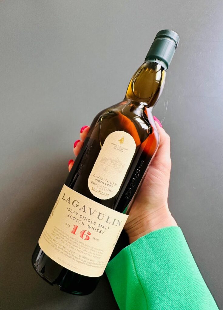 Eine Flasche Lagavulin 16 Years Single Malt Scotch Whisky