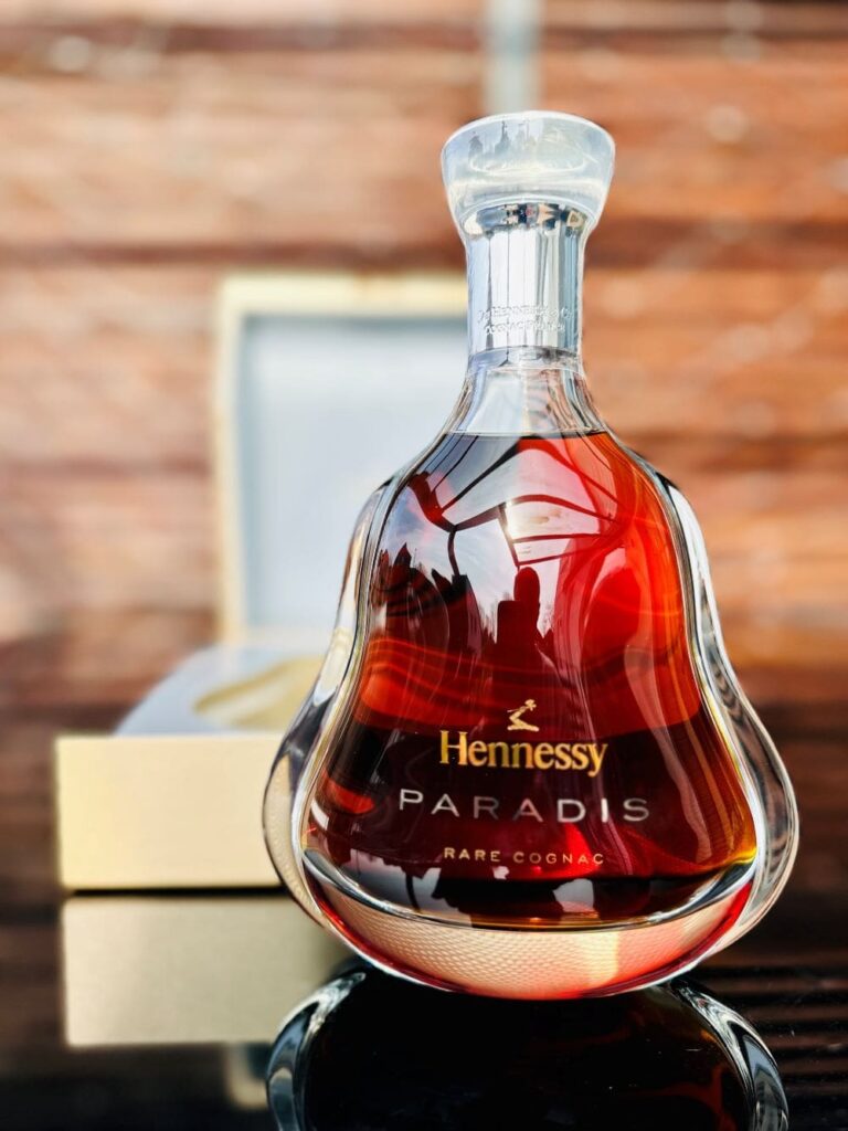 Eine Flasche Hennessy Paradis Cognac.