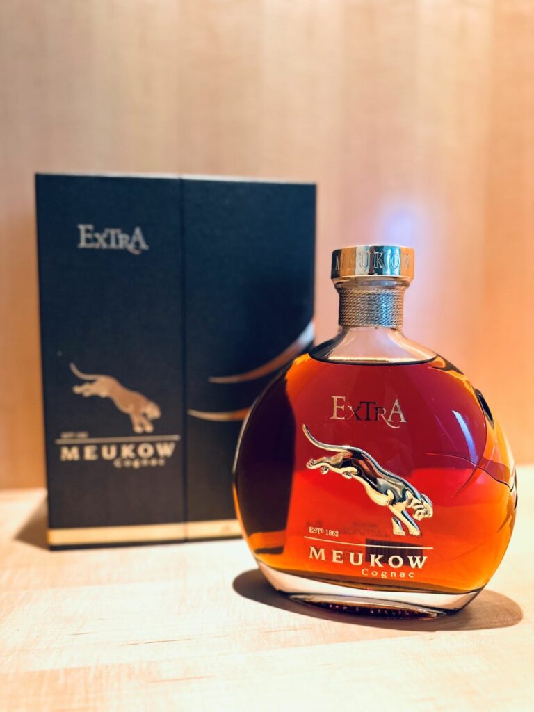 Der Meukow Extra Cognac mit Geschenkverpackung.